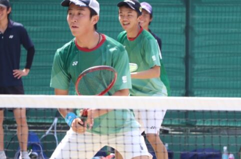 ソフトテニスをする選手の写真